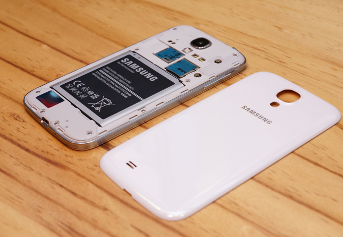 갤럭시S4 배터리커버 벗긴모습