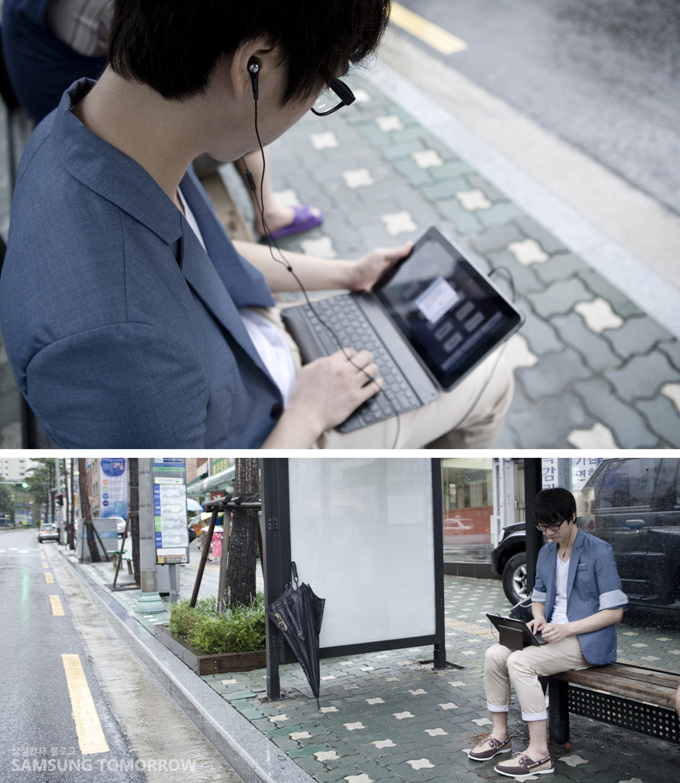 정류자에서 동영상 강의를 듣는 남자