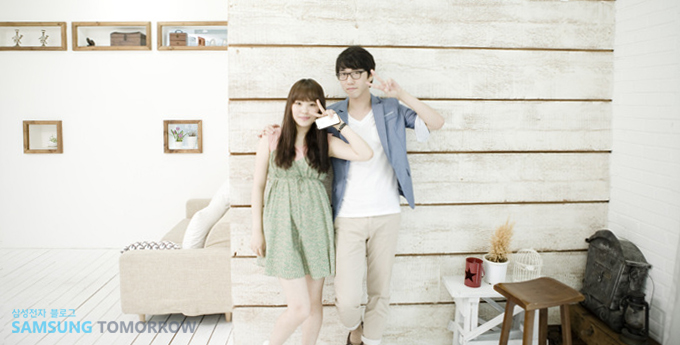 작성자들이 브이 하고 있는 모습