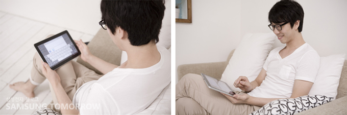 갤럭시 탭을 이용하고 있는 남자