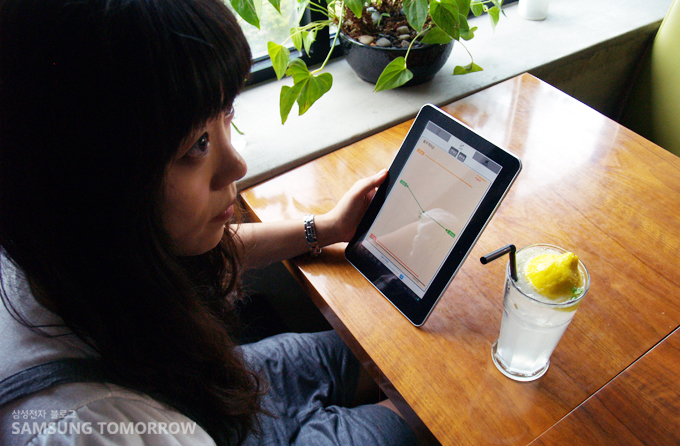 갤럭시탭을 만지고 있는 여성