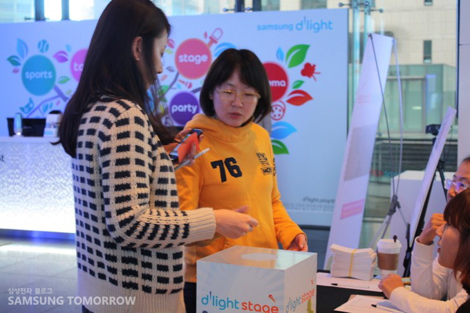 경품 추첨함에서 경품이 팡팡!