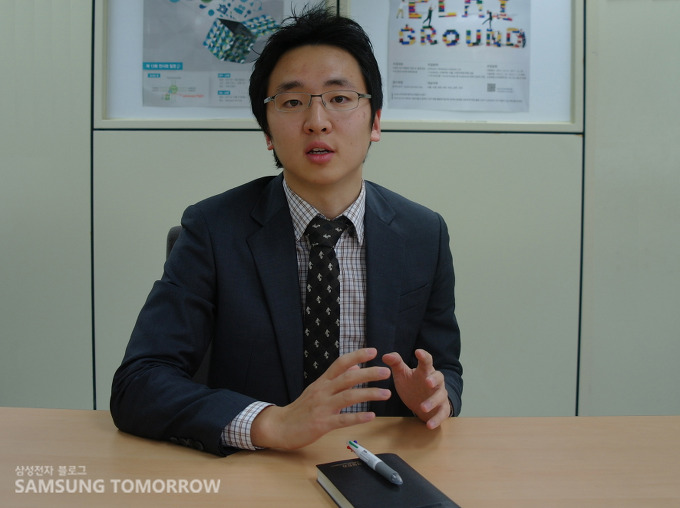 고광우 사원이 인터뷰하는 모습