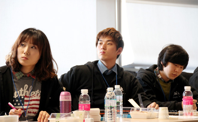 선배들의 이야기를 듣고있는 글로벌 스토리텔러