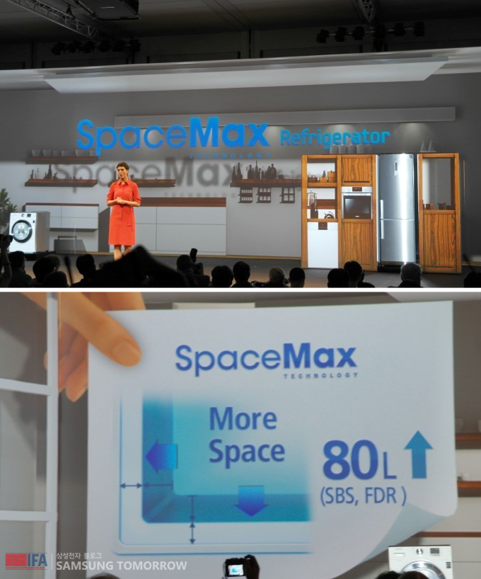 냉장고를 설명하는 여성. 8