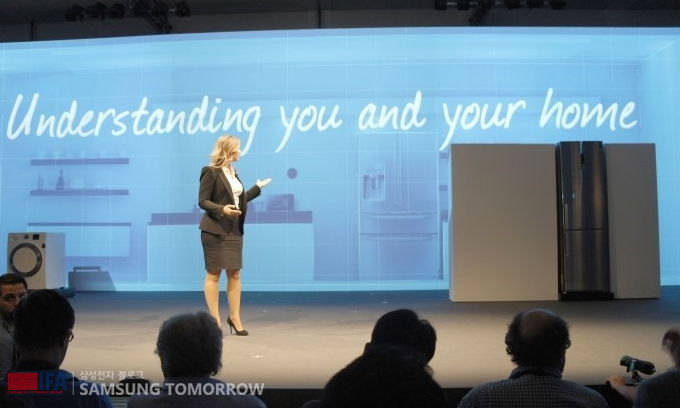 냉장고를 설명하는 여성