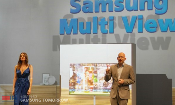 OLED를 설명하고 있는 남성