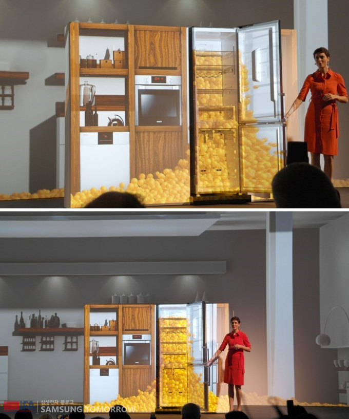 냉장고를 설명하는 여성