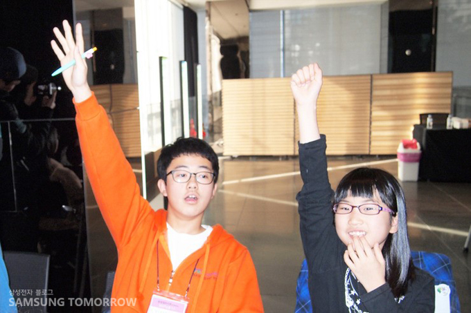 IT 문제에 번쩍번쩍 손을 들고 대답하는 초등학생