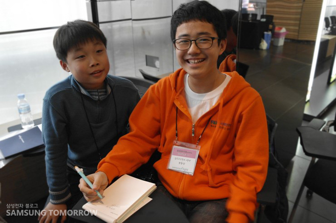 딜라이트 윈터IT스쿨 참여 학생- 왼쪽부터 최욱진(강월초), 염현성(삼숭초)