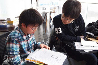 숙제를 친구들에게 표현하고 다른 친구의 아이디어를 칭찬하는 모습