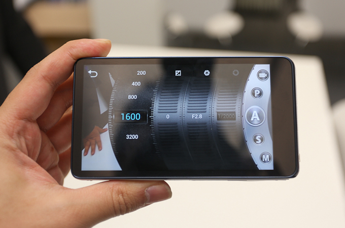 갤럭시 카메라의 조리개 노출 ISO 값을 조정라는 모습