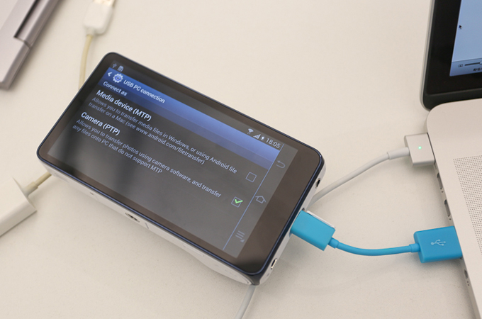 갤럭시카메라를 PC에 연결한 모습