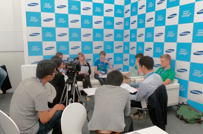 삼성 스마트 라운지에서 인터뷰를 하는 모습
