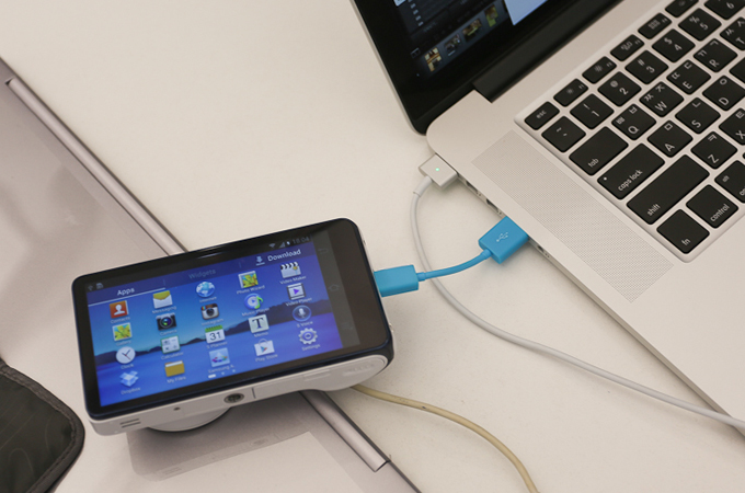 갤럭시 카메라를 USB로 PC로 옮기는 모습