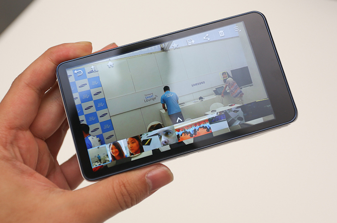 갤럭시카메라로 SNS에 올리는 모습