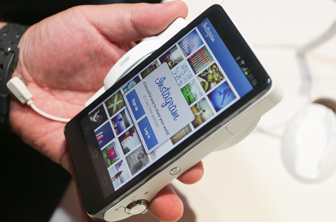 갤럭시카메라의 인스타그램 앱을 실행하는 모습