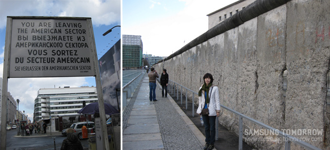 베를린 장벽에서 기념사진을 찍는 블로거스