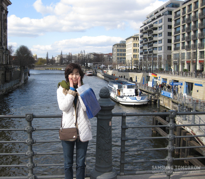 베를린에서 기념사진을 찍는 필자
