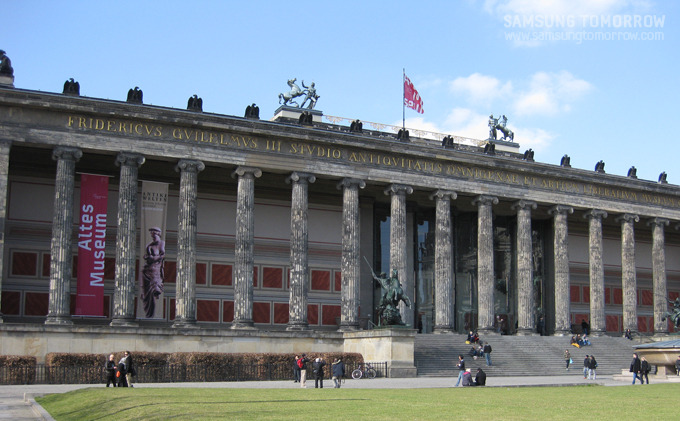 Old Museum앞 잔디밭. 