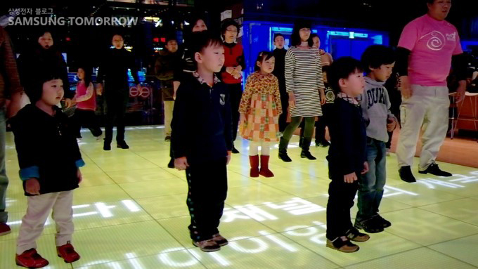 스윙댄스를 배우는 사람들의 모습