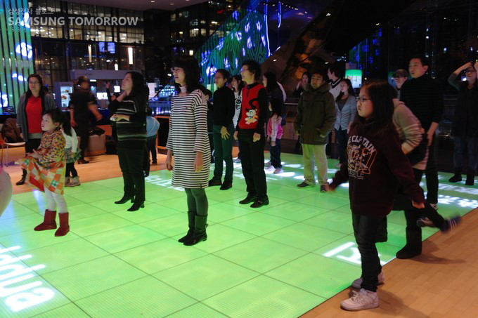 스윙댄스를 배우는 사람들의 모습