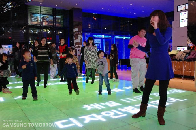 스윙댄스를 배우는 사람들의 모습