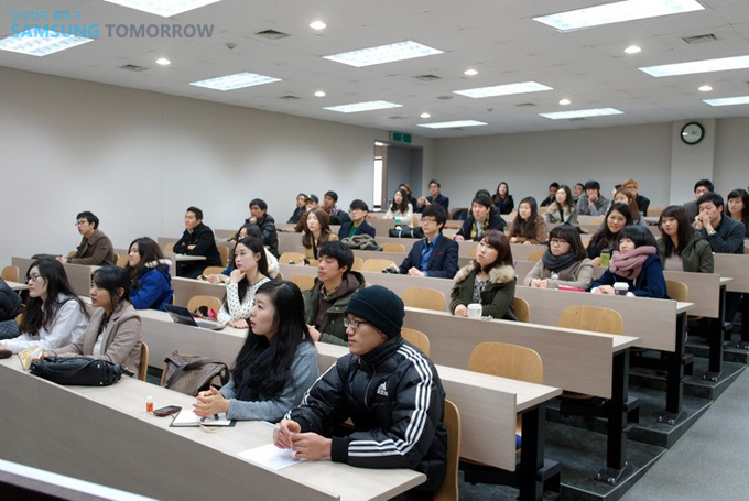 설명회를 듣기 위해 모인 학생들