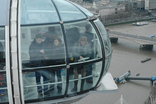 런던아이에서 갤럭시탭을 만지고 있는 관람객들