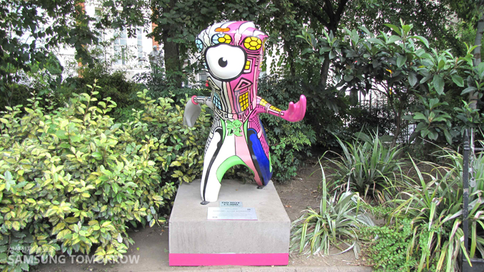 공원에 서있는 맨더빌