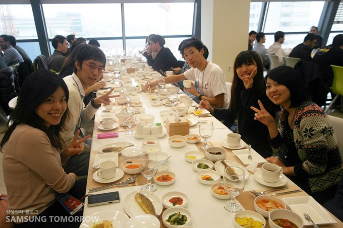 맛있게 한식을 먹는 모바일러스들