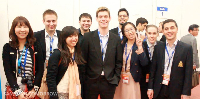 모바일러스들이 웃고 있는 모습