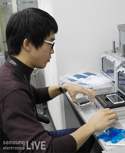 무선사업팀 개발자들이 업무를 하는 모습