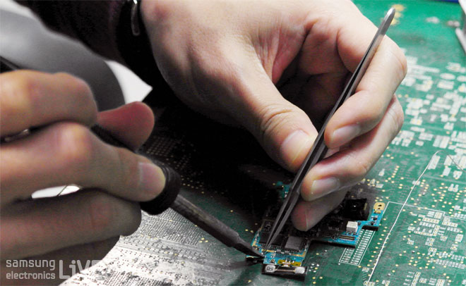 무선사업팀 개발자들이 업무를 하는 모습