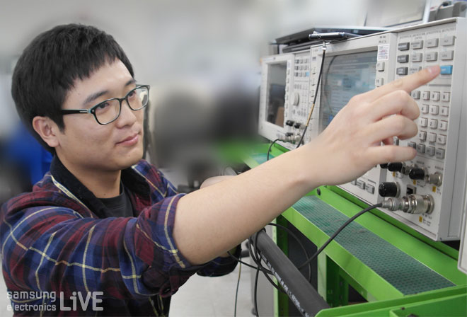 무선사업팀 개발자들이 업무를 하는 모습