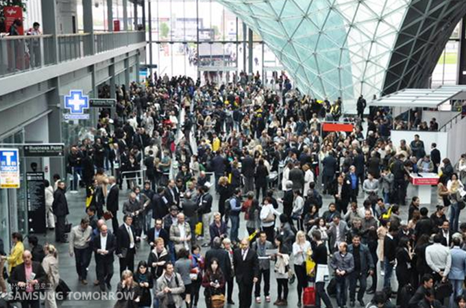 RHO FIERA전시회장의 정문 개찰구의 많은 인파