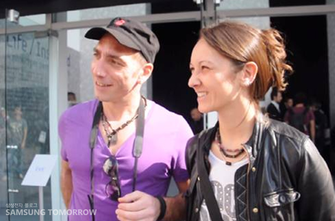 인터뷰하는 시민의 모습