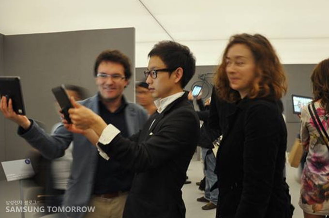 탭을 공간에 가져다 대는 모습