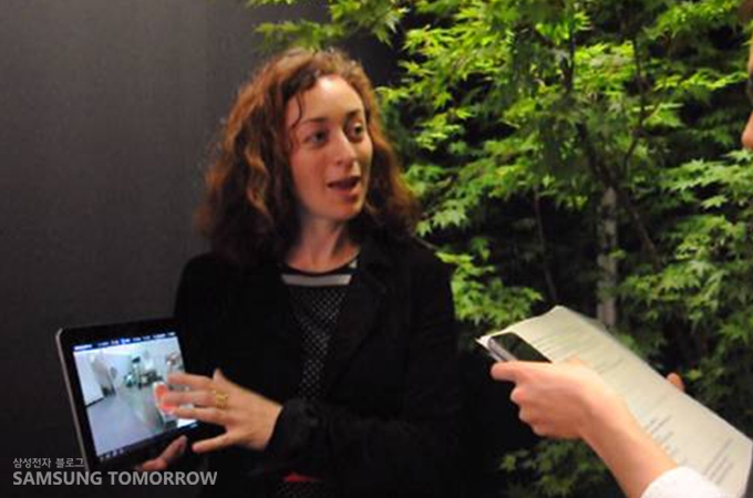 라라 라뽀르따가 인터뷰하는 모습