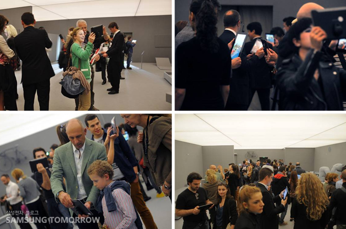 전시회를 보며 즐거워 하는 사람들