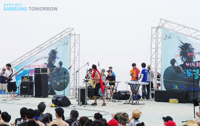 다양한 공연을 하는 모습