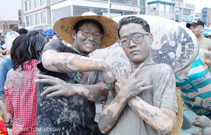 축제를 즐기는 사람들의 모습