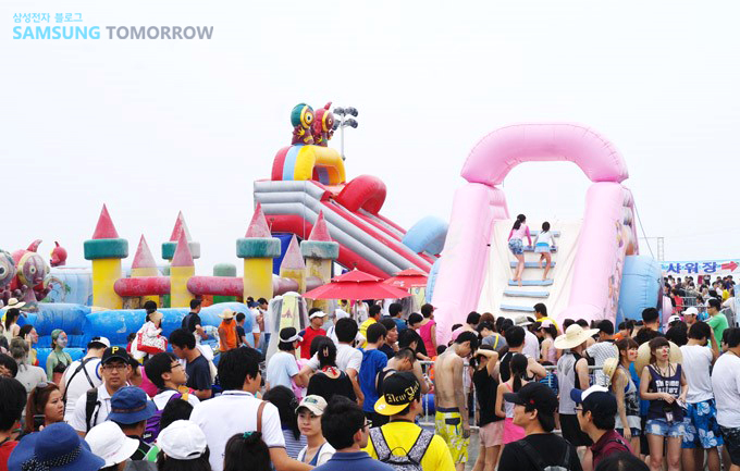 축제를 즐기는 사람들의 모습