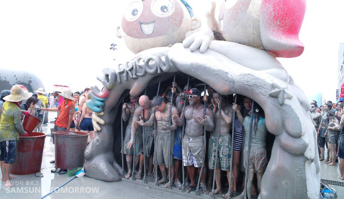 축제를 즐기는 사람들의 모습