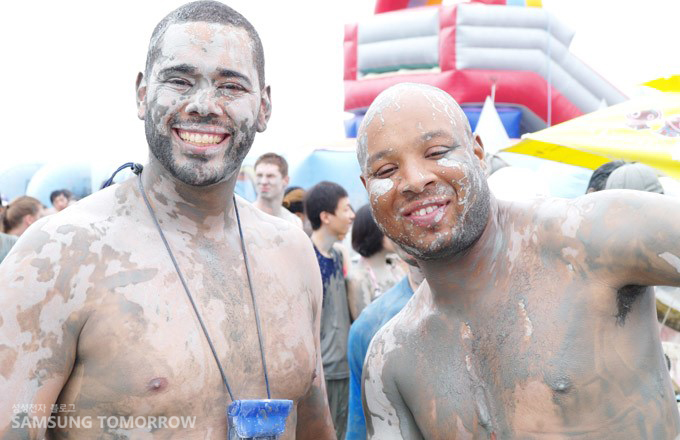 즐거워 하는 외국인들의 모습