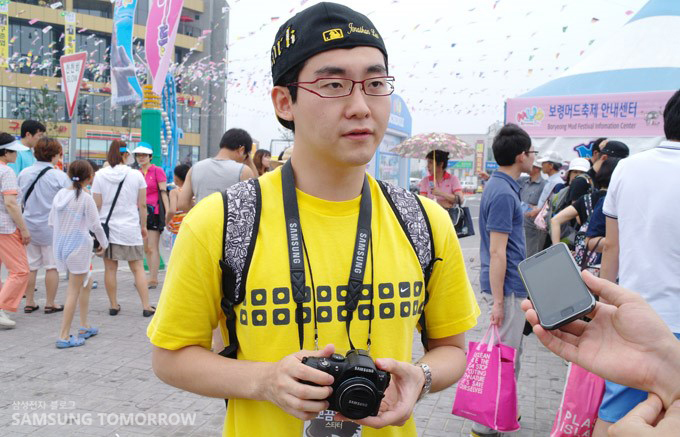 행사참가자 닉네임 뽁은 머리씨가 인터뷰하는 모습