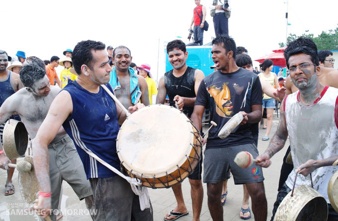 즐거워 하는 외국인들의 모습