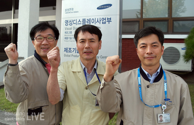 파이팅을 하는 문주신 과장과 그의 동료들