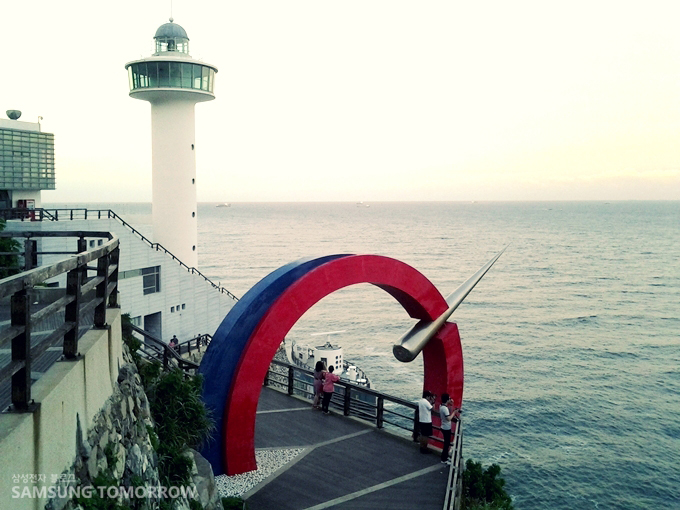 갤럭시 탭10.1로 찍은 태종대의 등대와 상징적인 조형물