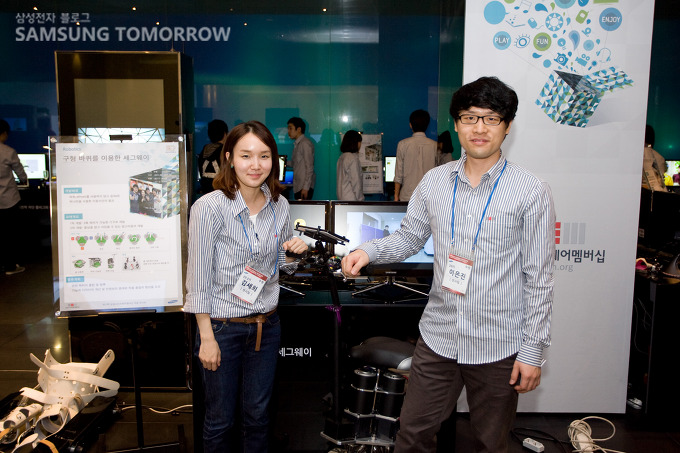 세그웨이 개발팀이 인터뷰하는 모습